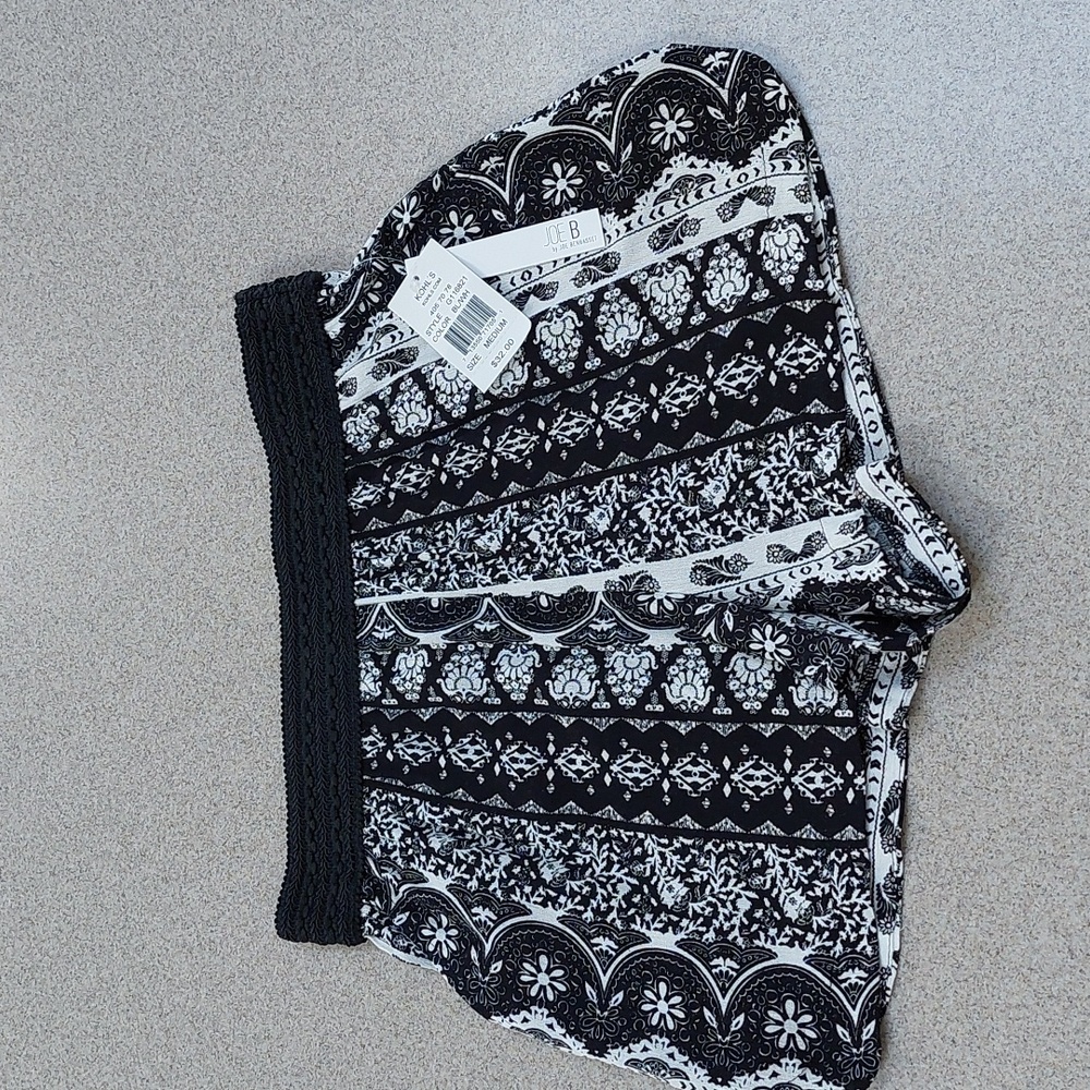 Joe B NWT Womens Medium Black and White Elastic Waist Shorts